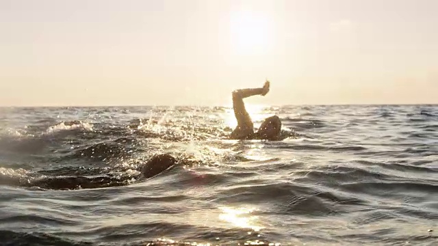 两个公开水域游泳者在阳光下游泳视频素材