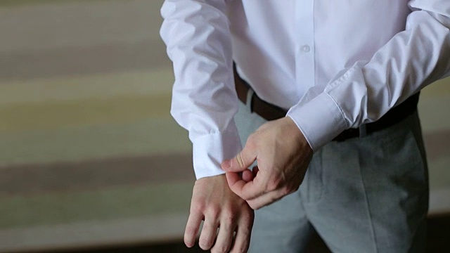 男子正确的袖子上的衬衫，手的特写。视频素材