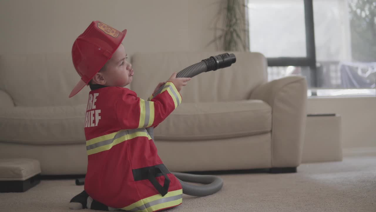 一个小男孩假装自己是消防员视频下载