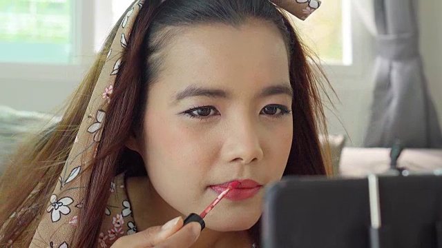 亚洲女人用粉红色的口红视频素材