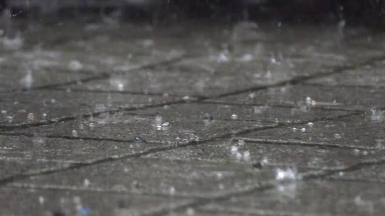 雨和冰雹在街上视频下载