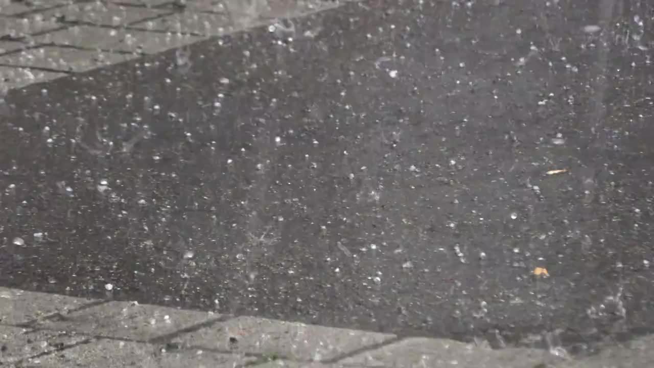 街上下着冰雹视频下载