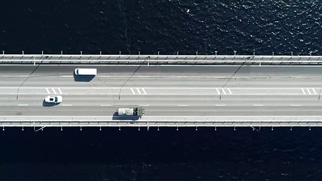 北部鸟瞰图的公路和桥梁的城市在一个阳光日视频下载