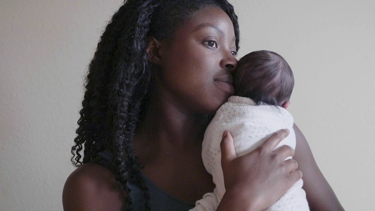 一位非裔美国母亲亲吻她刚出生的孩子视频下载