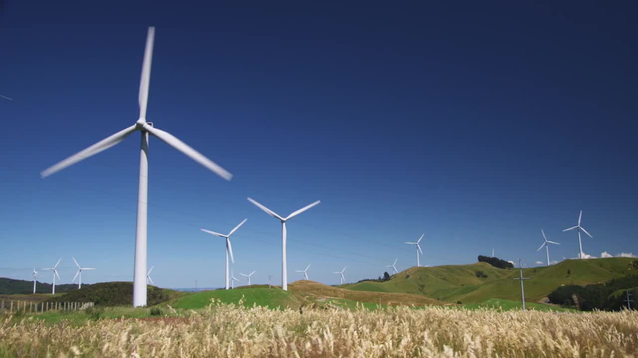 在野外/帕默斯顿北，新西兰的风力涡轮机的WS观点视频下载