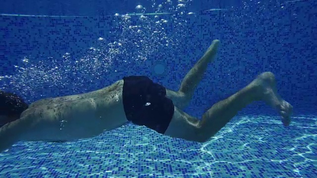 在游泳池里潜水视频下载