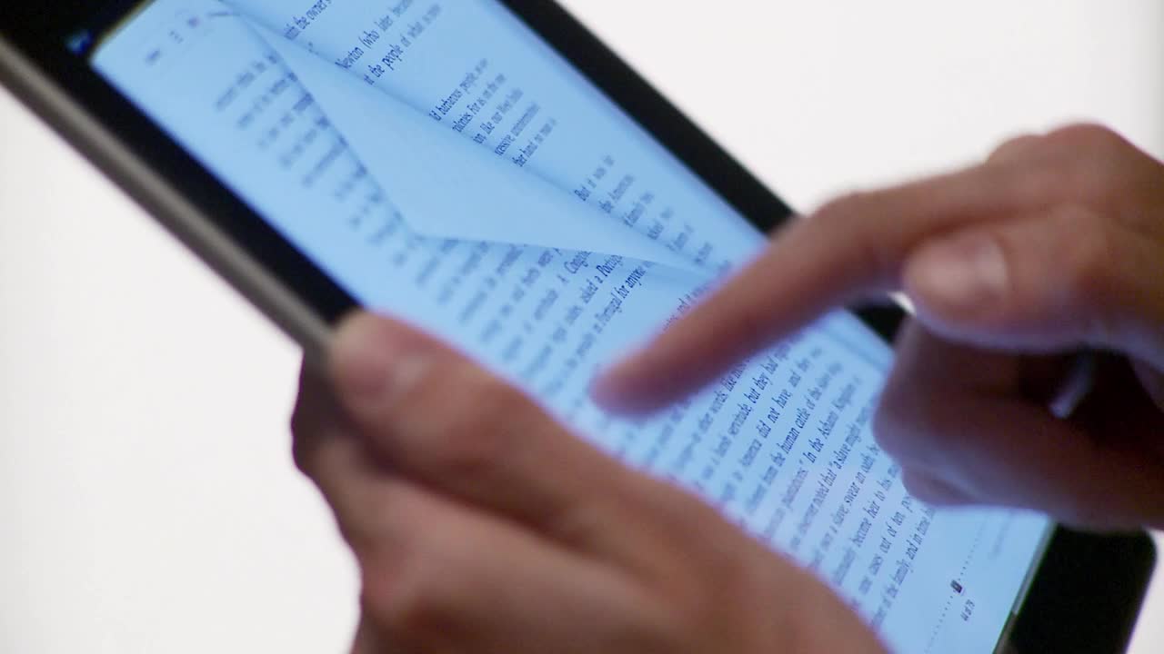 CU用手在平板电脑上翻看电子书/布鲁克林，纽约，美国视频素材