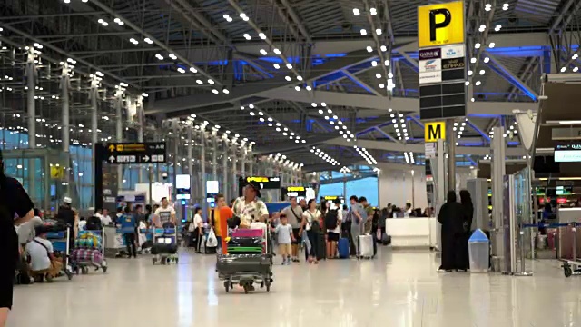 时间流逝旅客在机场离境登机候机楼拥挤视频素材