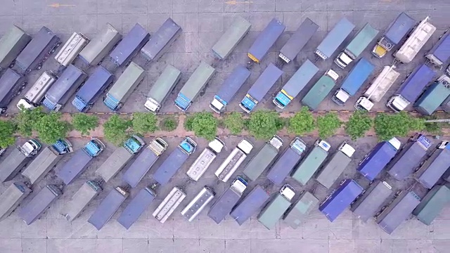 停车场卡车和拖车俯视图和鸟瞰图视频素材