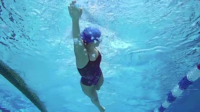 高清运动效果:年轻女子游泳前爬泳视频素材