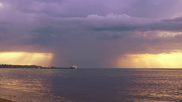希腊塞迈科斯海湾，日落时暴风雨的天空视频素材