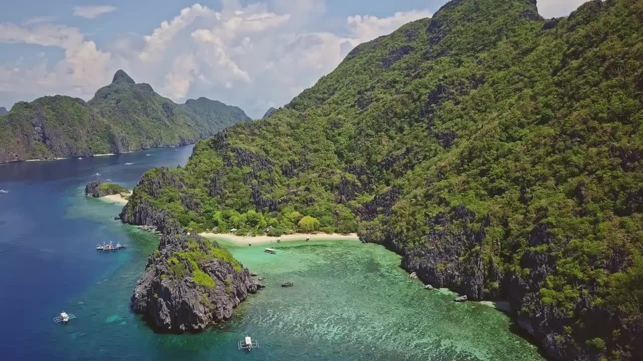 航拍的菲律宾巴拉望星星海滩的船只视频下载