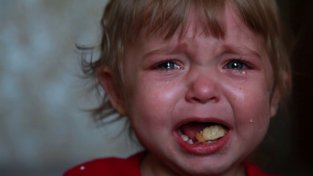 一个哭泣的婴儿的肖像视频素材