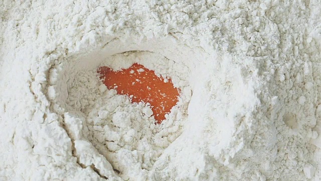 鸡蛋掉进面粉里视频素材