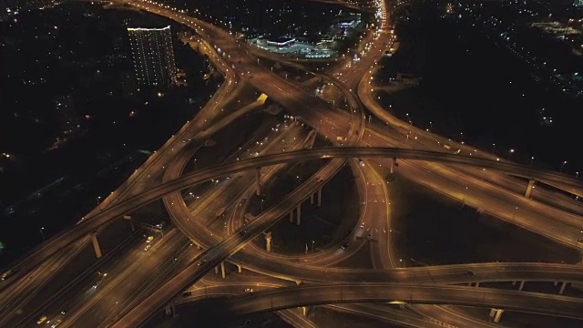 照明复杂的道路路口和汽车交通在晚上。鸟瞰图视频素材