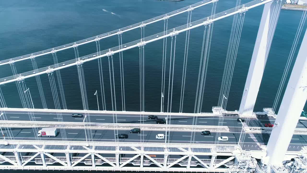 鸟瞰横跨大海的彩虹桥视频下载