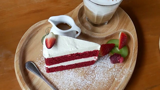 下午做覆盆子蛋糕，红丝绒蛋糕放在木桌上作背景视频素材