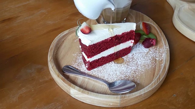 下午做覆盆子蛋糕，红丝绒蛋糕放在木桌上作背景视频素材