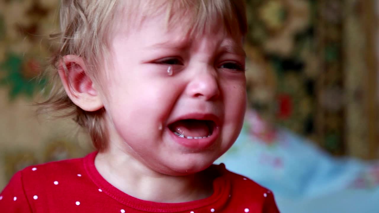婴儿哭泣的特写镜头视频素材