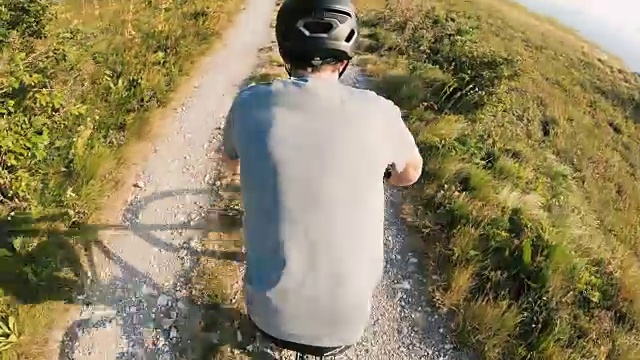 在砾石乡村公路上骑山地自行车视频素材