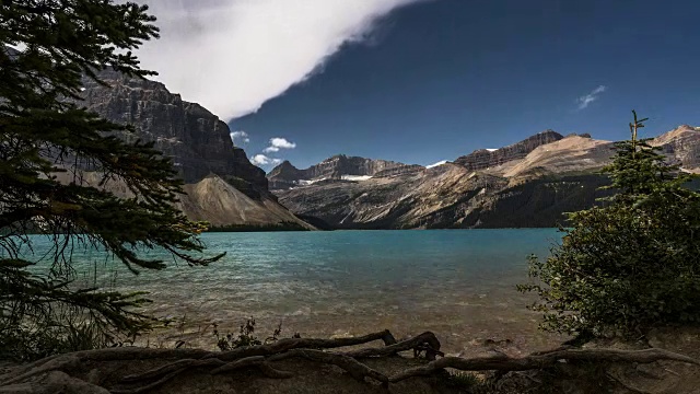 全高清时间推移电影视频电影时间推移云移动在加拿大亚伯达省班夫国家公园弓湖。云在水面上移动视频素材