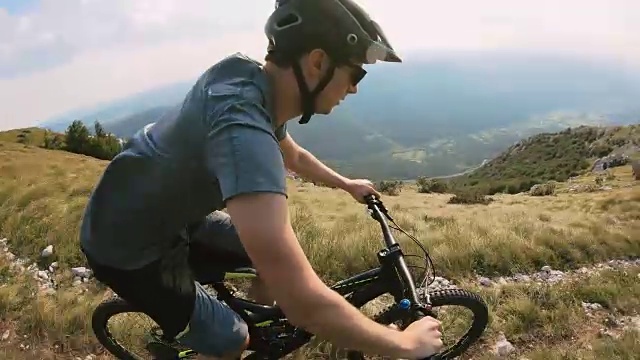 骑山地车下山的人视频素材