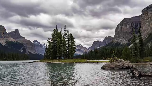 全高清时光流逝电影视频电影时光流逝云移动精灵岛在贾斯珀国家公园的恶性湖在加拿大阿尔伯塔省视频素材