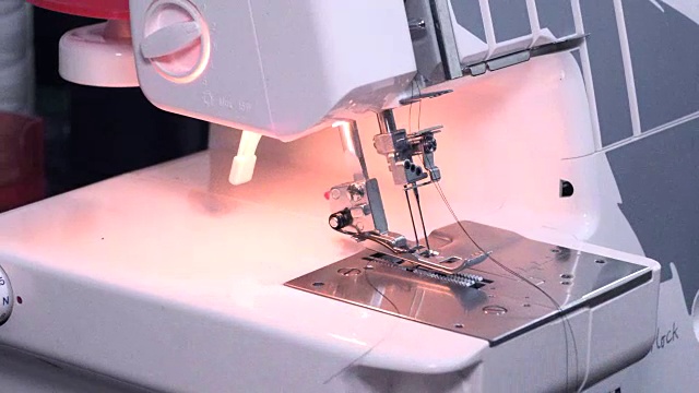 裁缝在缝纫机上缝东西视频素材