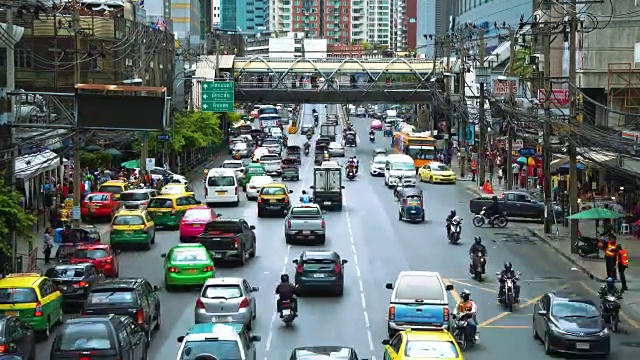 城市高峰时段的汽车交通状况。交通堵塞视频素材