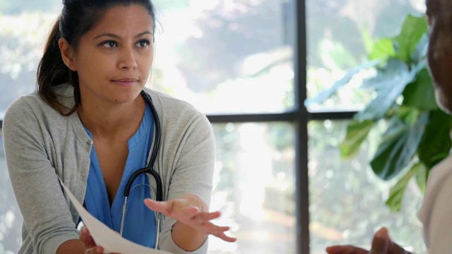 女性心理健康专家与病人谈论健康问题视频素材