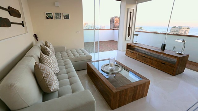 平移横跨现代休息室与阳台视频素材