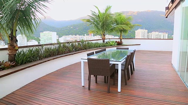 可以俯瞰里约热内卢的阳台视频素材