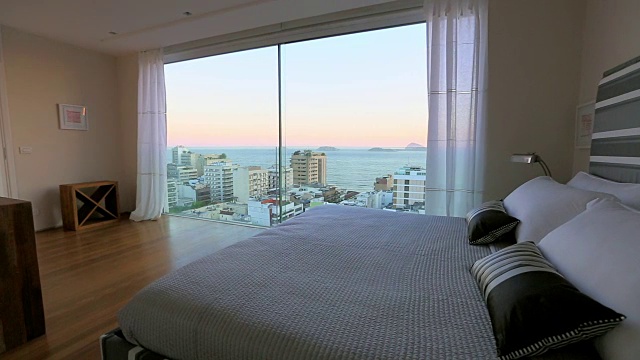 现代卧室与里约热内卢de Janeiro景观视频素材