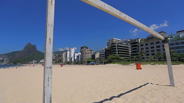 沙滩上的门柱，后面是高楼大厦视频素材