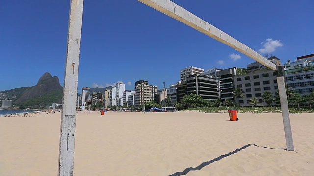 海滨建筑，海滩门柱和海洋视频素材