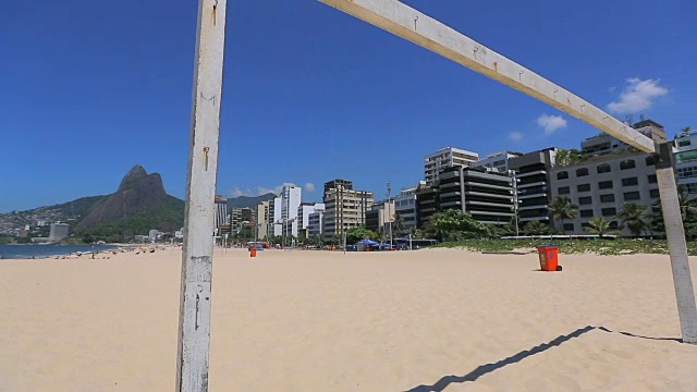 海洋，海滩门柱，和海滨建筑视频素材