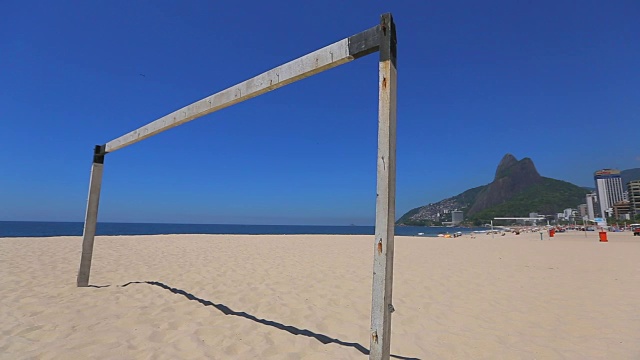 近距离观察沙滩上的门柱视频素材