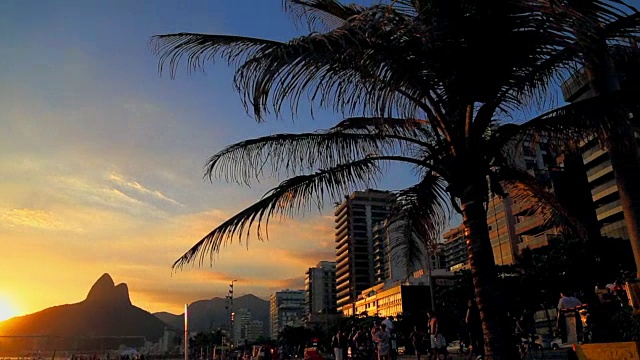 在日落的里约热内卢海滨视频素材