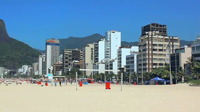 在阳光明媚的日子里，用平底锅扫过里约热内卢海滩视频素材