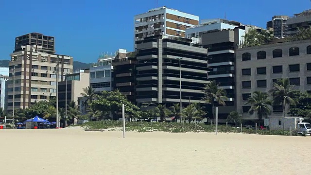 平移穿过海滨建筑和海滩视频素材