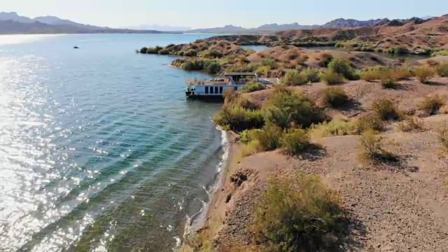 航拍:沙漠场景，湖泊和船屋视频下载