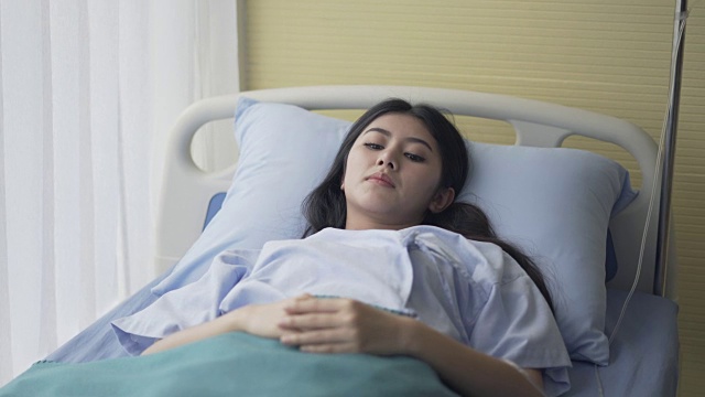 女病人躺在病房的病床上视频素材