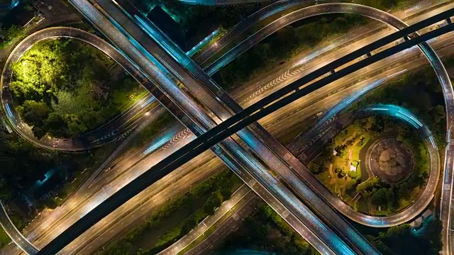 4K时间推移或超推移缩小:鸟瞰图网络或公路交叉口的交通或分销的概念背景。视频下载