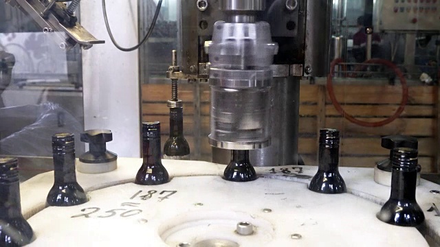 使用现代化的专业设备旋转红酒瓶盖视频下载