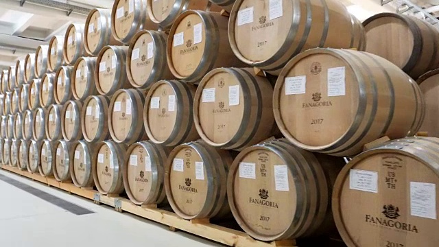 酒桶堆放在酿酒厂的老地窖里视频素材