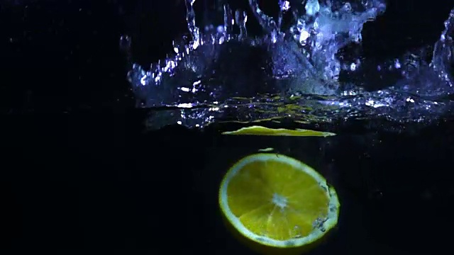橙子落到水里的慢动作视频素材