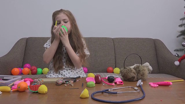 女孩在沙发上玩绿球视频素材