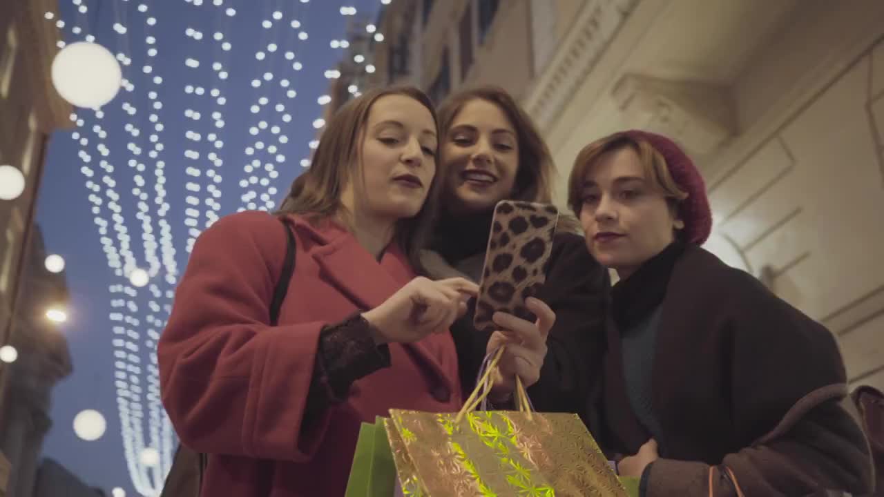 意大利罗马的女性在圣诞节购物视频下载