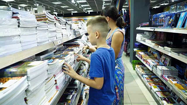 小男孩在买文具上学。视频下载