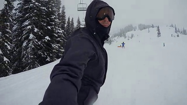 游客滑雪板在度假村缆车下骑行视频下载